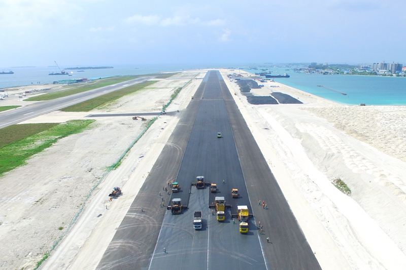 111689057780538057.jpeg 馬爾代夫機(jī)場跑道攤鋪_副本.jpg